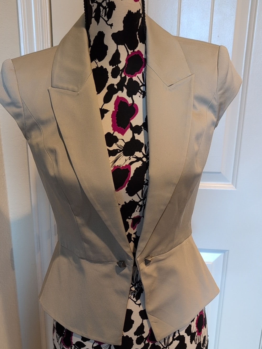 New York & Company Cream Short Sleeve Tailored Blazer Size 2 NWT